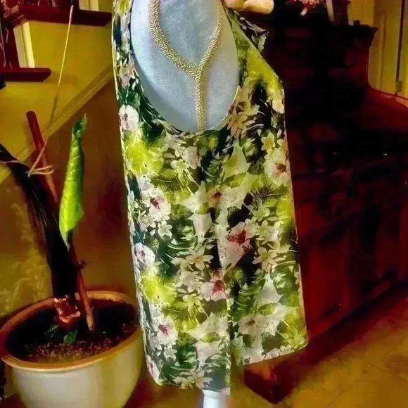 Sanctuary ladies sleeveless blouse size Medium. Worn once Colorful flowy top. - Picture 4 of 10